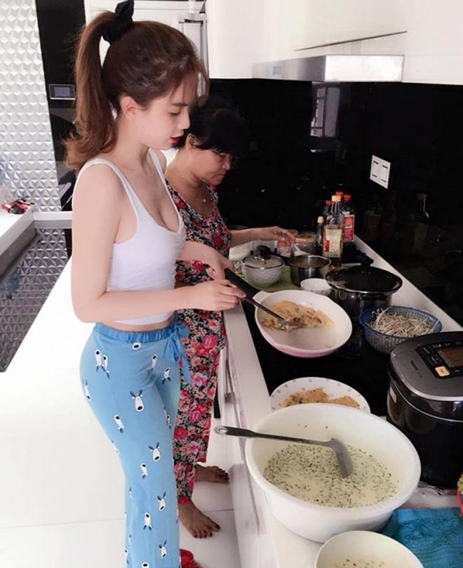 Những hình ảnh chụp lén gây xôn xao của Ngọc Trinh-10