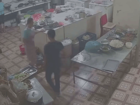 Camera ghi cảnh cô gái phụ bếp bị tạt ca axit vào mặt khi đang làm việc-2