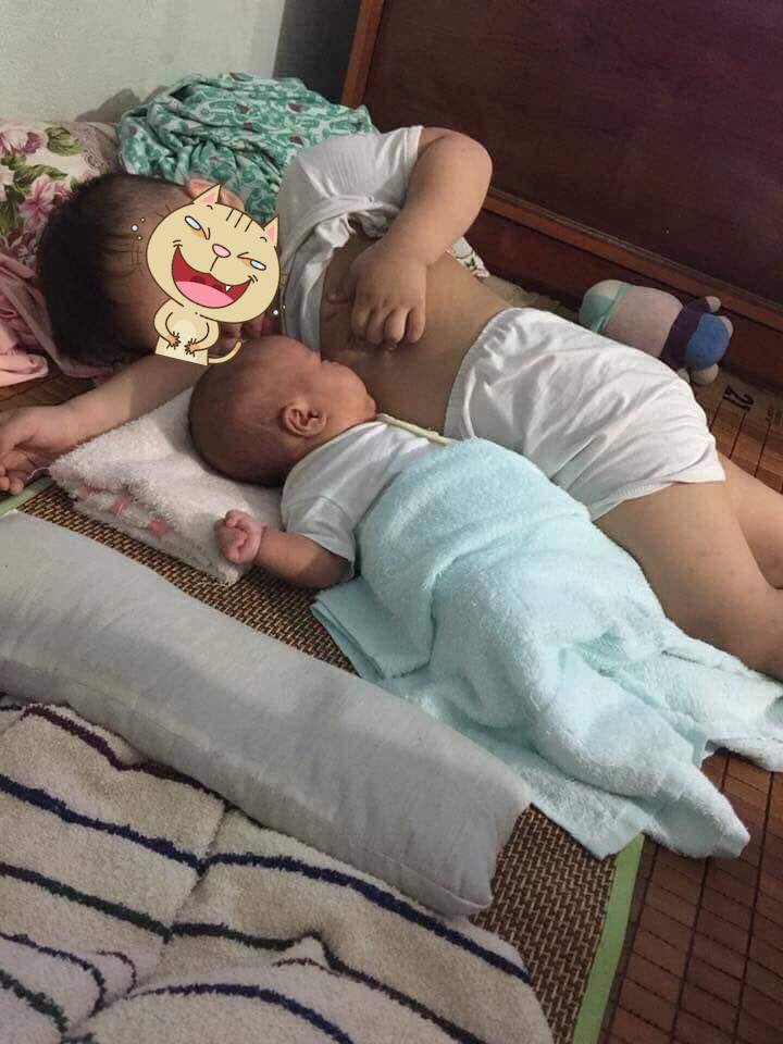 Trông em đang say ngủ, cậu anh bất ngờ có hành động ngọt lịm khiến dân mạng cười ngất-1