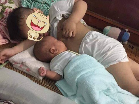 Trông em đang say ngủ, cậu anh bất ngờ có hành động 