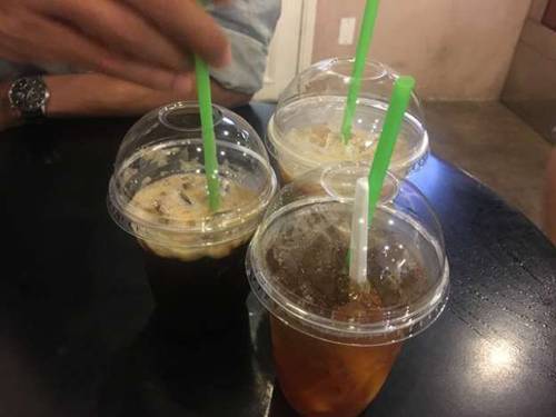 Quên lấy gần 500.000 đồng tiền thừa, chàng shipper ngỡ ngàng khi đọc được mảnh giấy chủ quán để lại-2