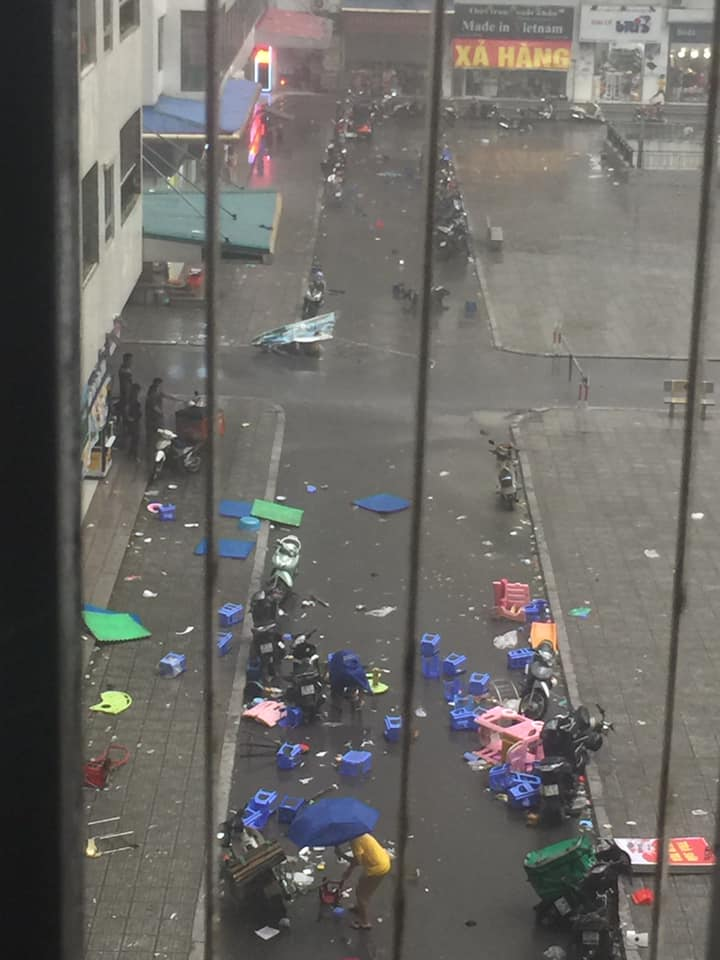 Clip: Hàng trăm người dân HH Linh Đàm hoảng sợ chứng kiến gió lốc giật vỡ cửa kính, đồ đạc bay ra ngoài-2