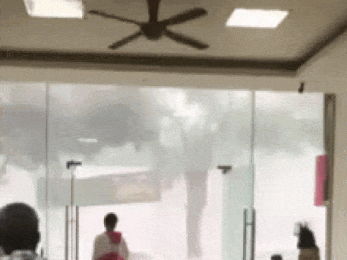 Cận cảnh chàng trai xông pha trong cơn bão lớn để giải cứu chị ninja lead” ở Hà Nội khiến hàng nghìn người thả tim”-5