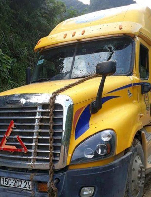 Tài xế tử vong vì... đứt xích khi ô tô kéo nhau lên dốc-1
