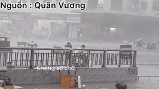 Cận cảnh chàng trai xông pha trong cơn bão lớn để giải cứu chị ninja lead” ở Hà Nội khiến hàng nghìn người thả tim”-4