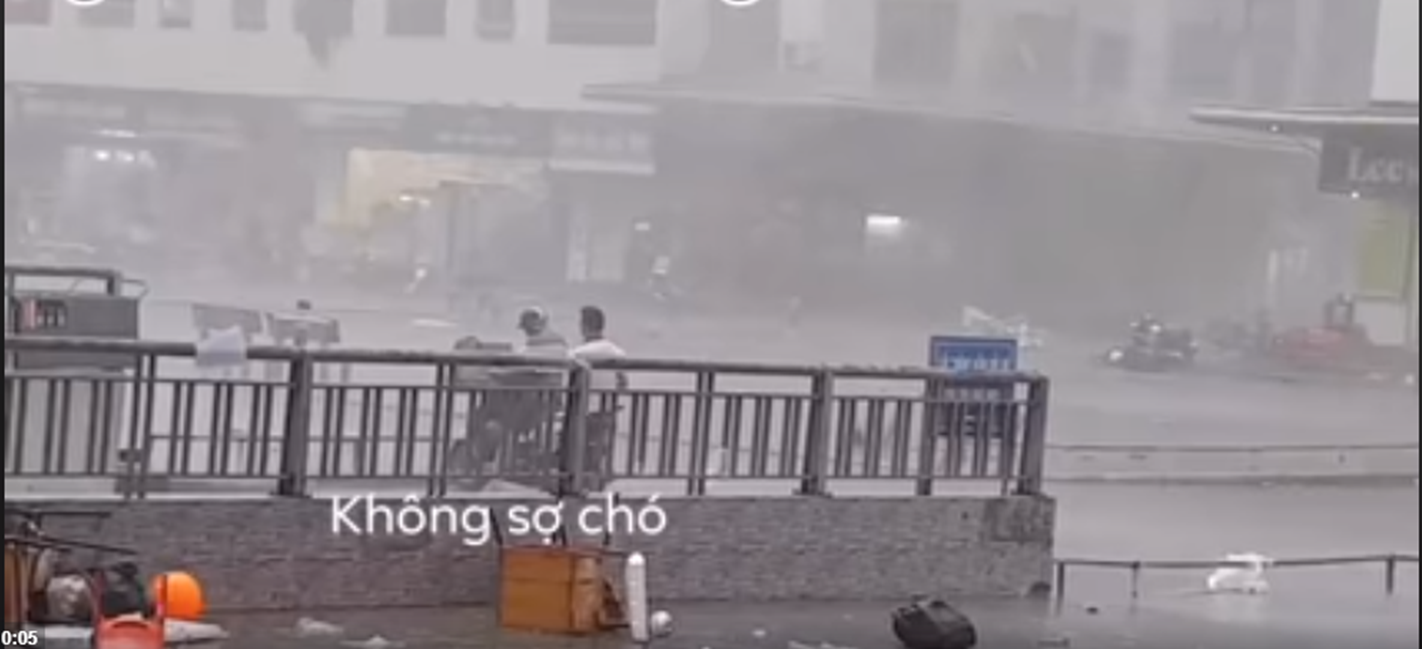 Cận cảnh chàng trai xông pha trong cơn bão lớn để giải cứu chị ninja lead” ở Hà Nội khiến hàng nghìn người thả tim”-2