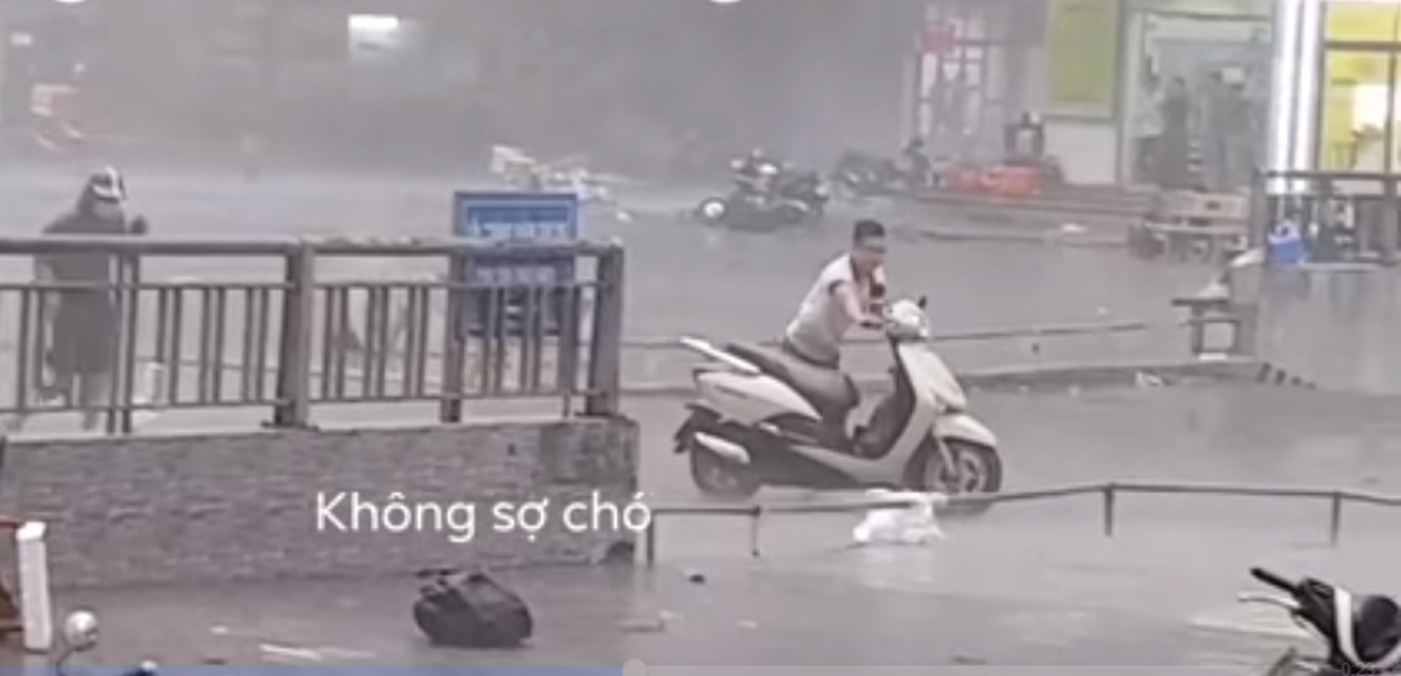 Cận cảnh chàng trai xông pha trong cơn bão lớn để giải cứu chị ninja lead” ở Hà Nội khiến hàng nghìn người thả tim”-3