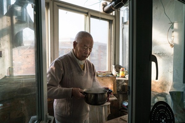 Bi kịch xã hội hiện đại Trung Quốc: Cha mẹ về già bị con cái bỏ rơi, sống cô quạnh, không một lời hỏi thăm, chết không ai biết-1