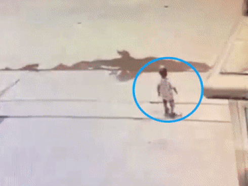 Ô tô điên bất ngờ tông vào quán ăn khiến nhiều người bị thương, tài xế chưa nhận ra sai lầm còn lùi xe tông thêm lần nữa-5