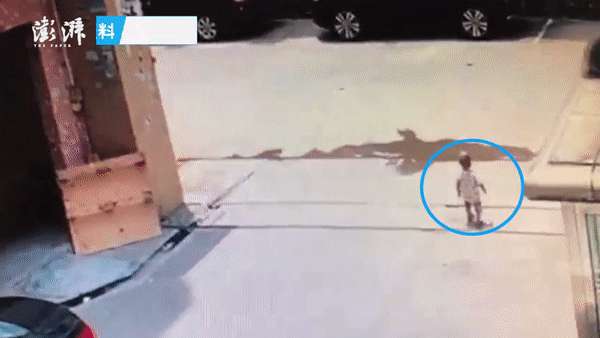 Công bố đoạn video tai nạn thương tâm của bé trai 1 tuổi bị nuốt chửng dưới bánh xe ô tô, khoảnh khắc người mẹ hoảng loạn gây ám ảnh-2