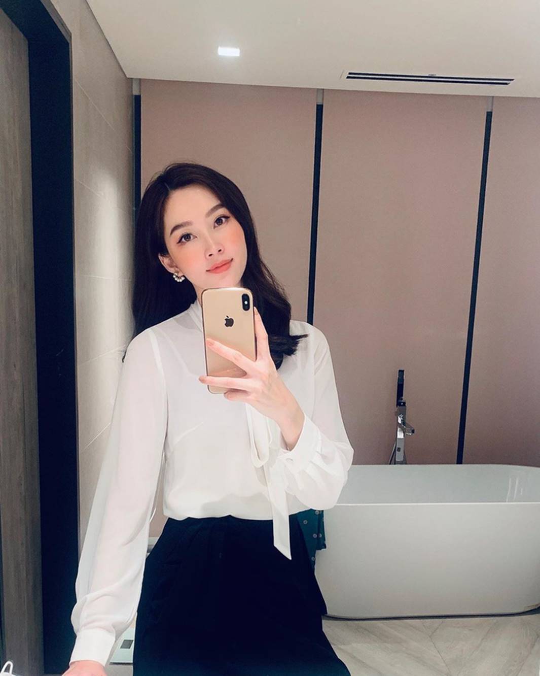 Đối lập như Hà Tăng và HH Thu Thảo: Cùng mê áo trắng nhưng người đậm chất công sở, người lại hack tuổi tài tình-1