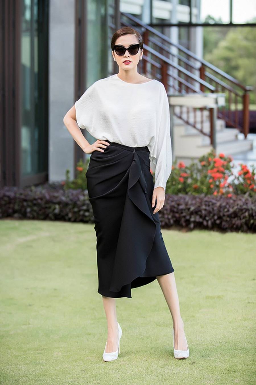 Đối lập như Hà Tăng và HH Thu Thảo: Cùng mê áo trắng nhưng người đậm chất công sở, người lại hack tuổi tài tình-8
