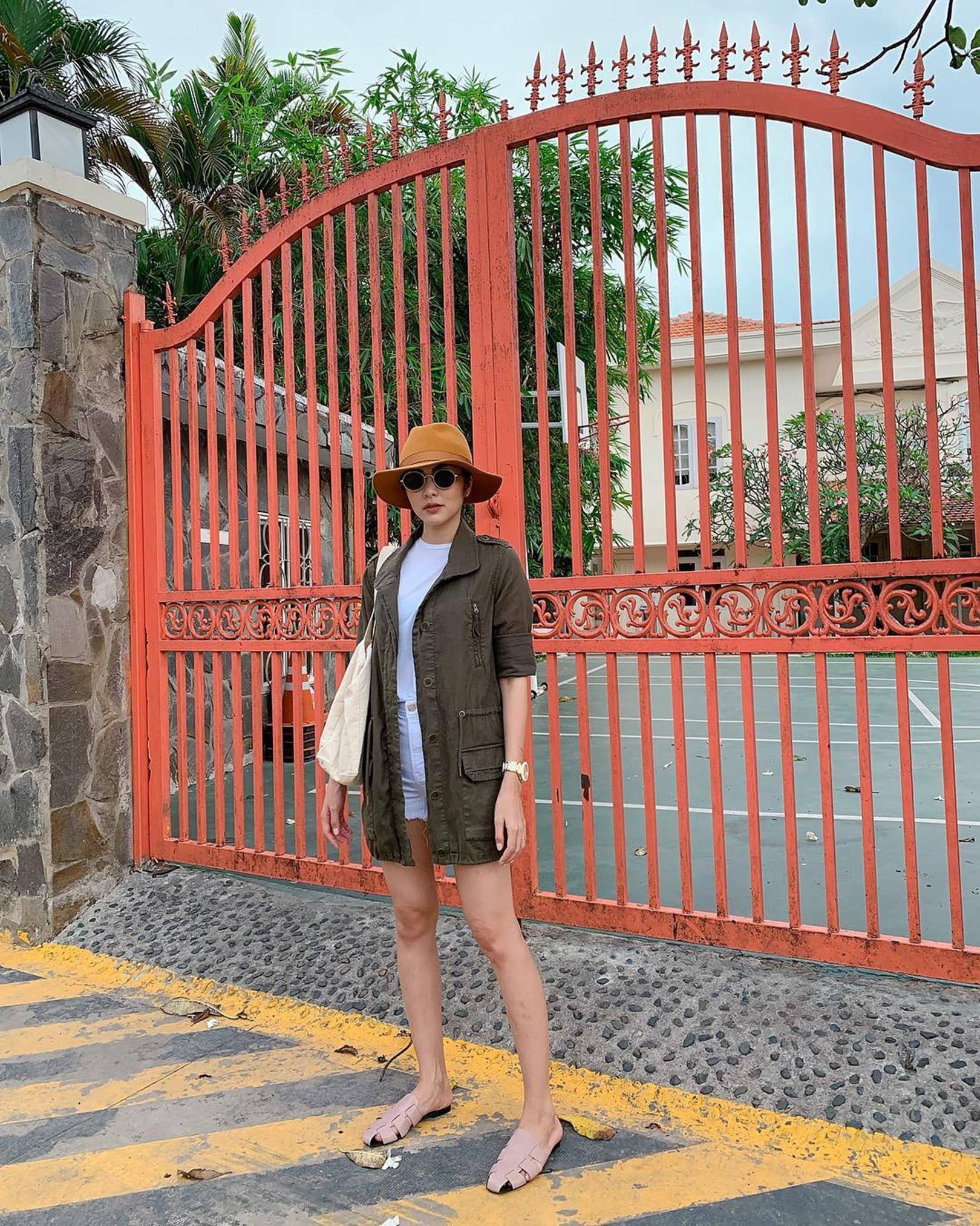 Đối lập như Hà Tăng và HH Thu Thảo: Cùng mê áo trắng nhưng người đậm chất công sở, người lại hack tuổi tài tình-9