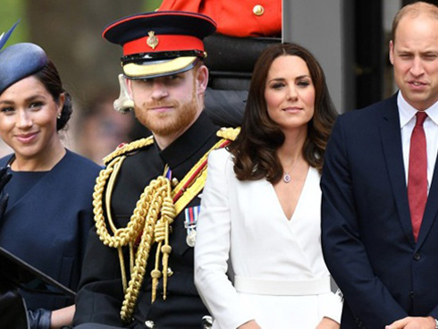 Công nương Kate tái xuất rạng rỡ bên Nữ hoàng Anh cùng gia đình chồng, còn em dâu Meghan Markle lặn mất hút sau một loạt vụ lùm xùm-5