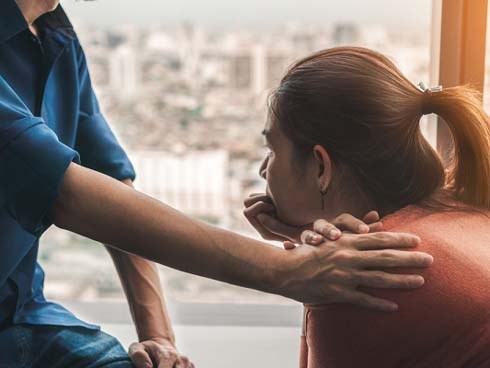 Về nhà sau đêm tăng ca, tôi thấy đôi dép lạ của đàn ông trước cửa, ngạc nhiên nhưng không sốc bằng cảnh tôi bắt gặp trong phòng ngủ của mẹ