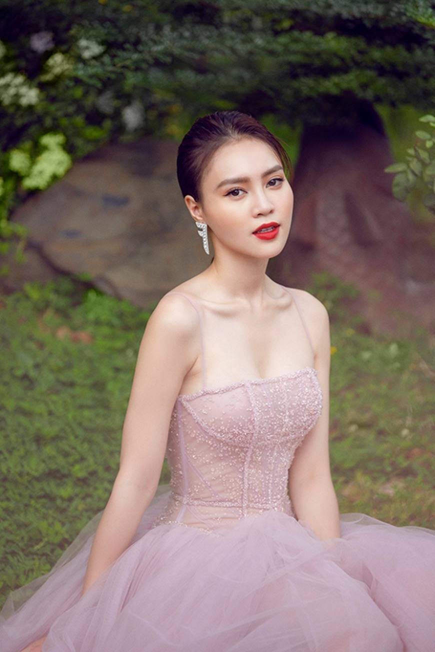 Mặc đầm dạ hội thì đẹp xuất sắc, đến lúc Ninh Dương Lan Ngọc khoe street style thì dân tình càng mê mệt hơn-18