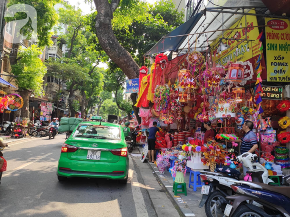 Ảnh: Phố Hàng Mã khoe sắc trước mùa Trung thu, trẻ con thích thú được bố mẹ dẫn đi mua đồ chơi-1