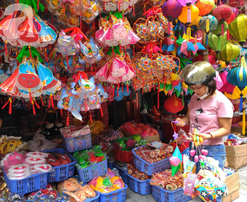 Ảnh: Phố Hàng Mã khoe sắc trước mùa Trung thu, trẻ con thích thú được bố mẹ dẫn đi mua đồ chơi-10