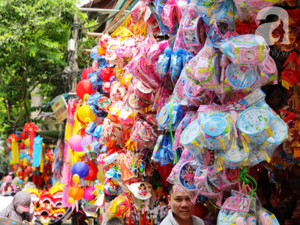 Ảnh: Phố Hàng Mã khoe sắc trước mùa Trung thu, trẻ con thích thú được bố mẹ dẫn đi mua đồ chơi-2