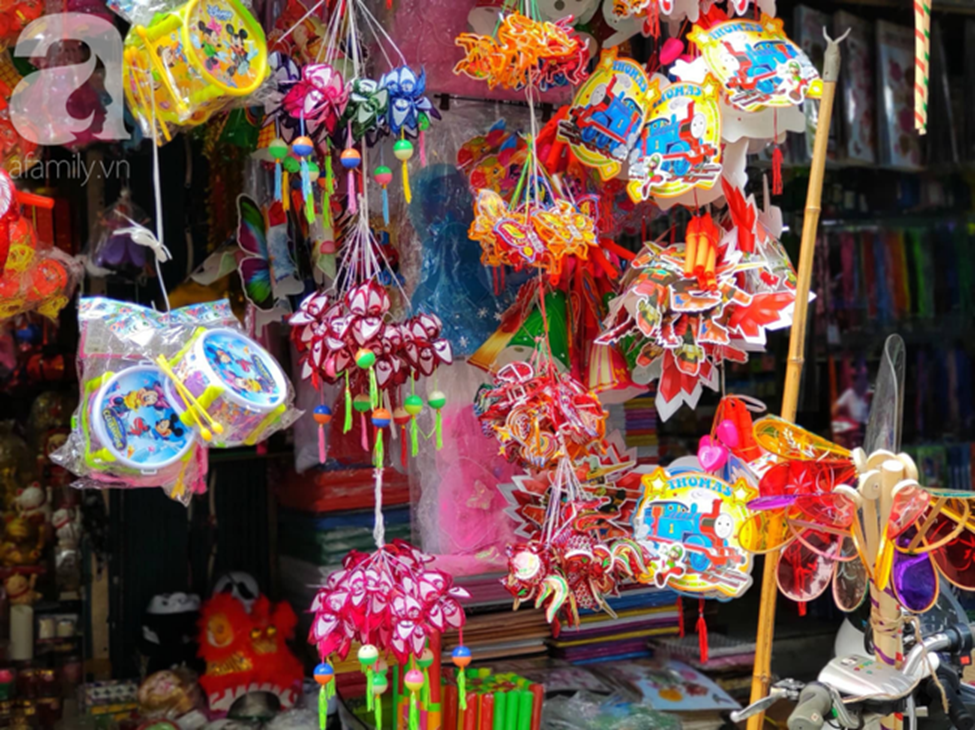 Ảnh: Phố Hàng Mã khoe sắc trước mùa Trung thu, trẻ con thích thú được bố mẹ dẫn đi mua đồ chơi-3