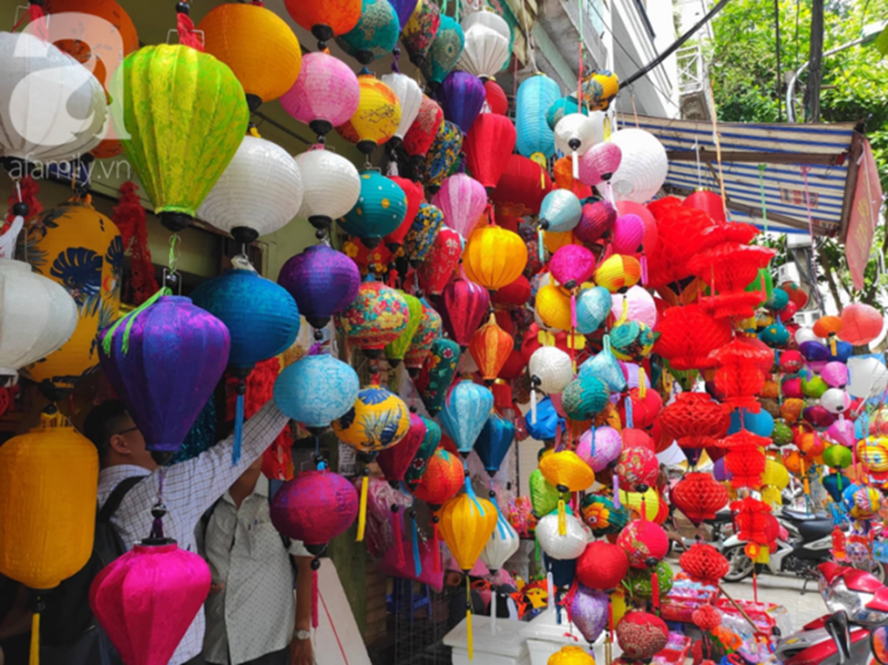 Ảnh: Phố Hàng Mã khoe sắc trước mùa Trung thu, trẻ con thích thú được bố mẹ dẫn đi mua đồ chơi-4