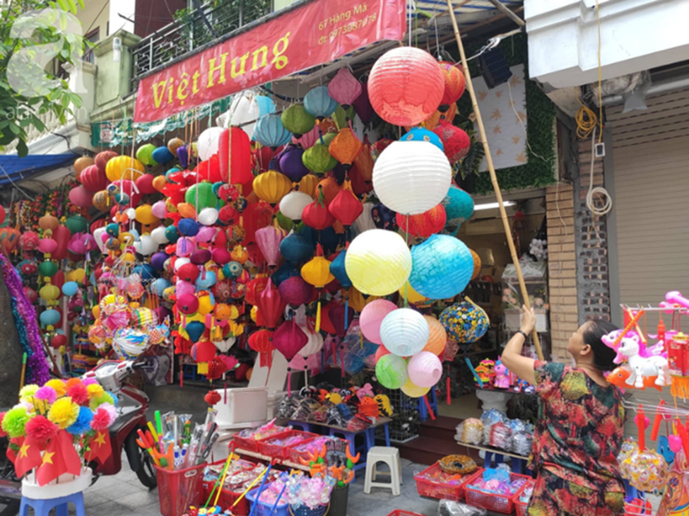 Ảnh: Phố Hàng Mã khoe sắc trước mùa Trung thu, trẻ con thích thú được bố mẹ dẫn đi mua đồ chơi-5