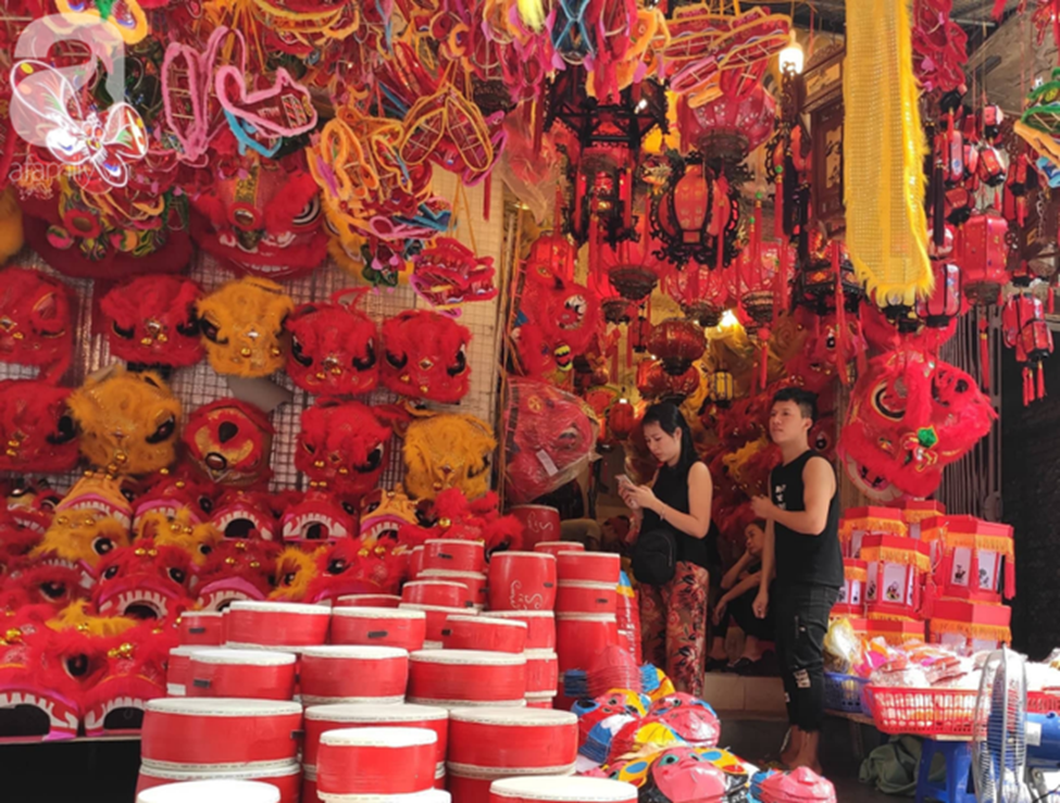 Ảnh: Phố Hàng Mã khoe sắc trước mùa Trung thu, trẻ con thích thú được bố mẹ dẫn đi mua đồ chơi-6