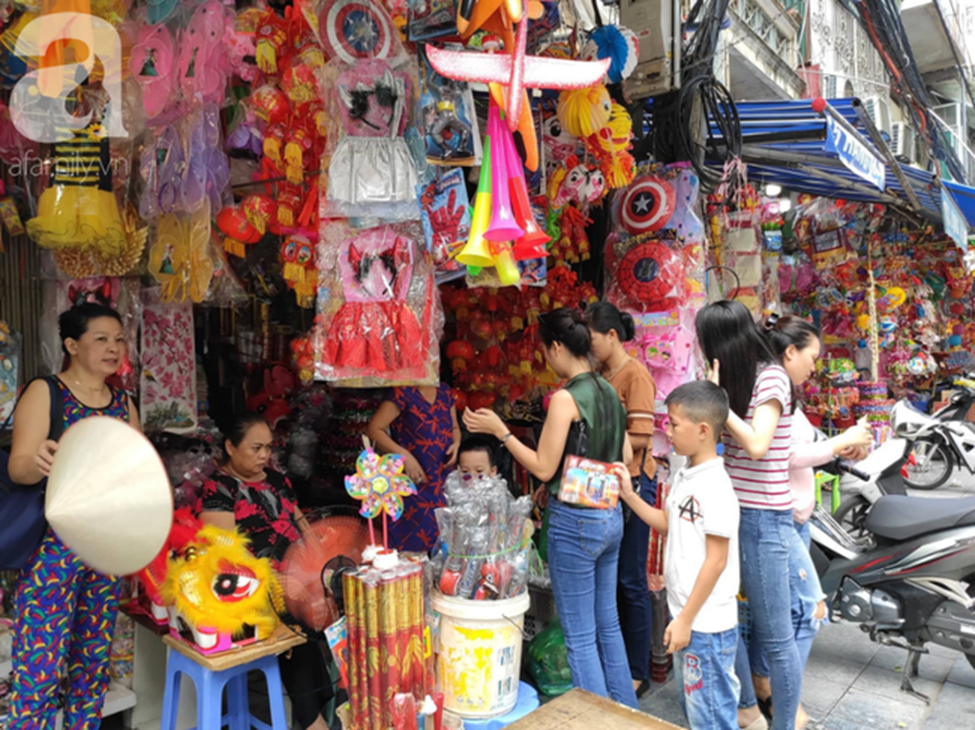 Ảnh: Phố Hàng Mã khoe sắc trước mùa Trung thu, trẻ con thích thú được bố mẹ dẫn đi mua đồ chơi-7
