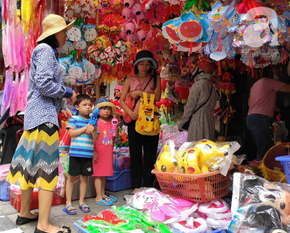 Ảnh: Phố Hàng Mã khoe sắc trước mùa Trung thu, trẻ con thích thú được bố mẹ dẫn đi mua đồ chơi-8