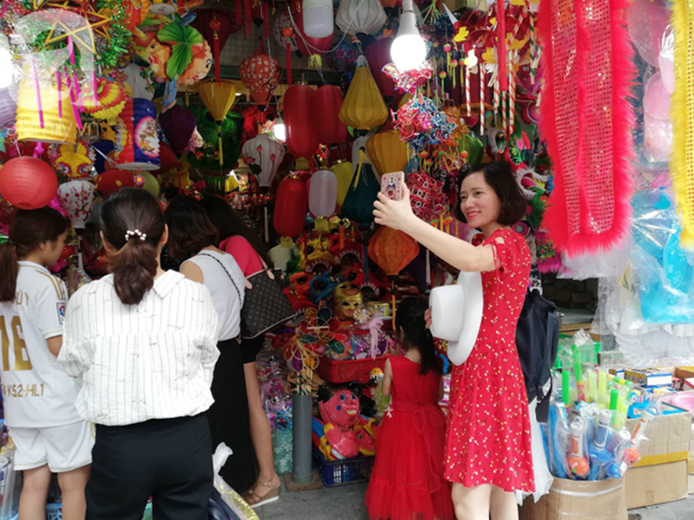 Ảnh: Phố Hàng Mã khoe sắc trước mùa Trung thu, trẻ con thích thú được bố mẹ dẫn đi mua đồ chơi-9