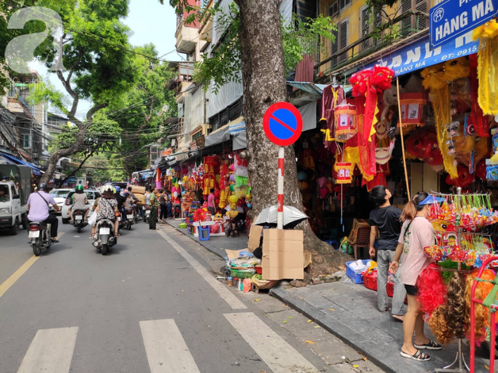 Ảnh: Phố Hàng Mã khoe sắc trước mùa Trung thu, trẻ con thích thú được bố mẹ dẫn đi mua đồ chơi-11