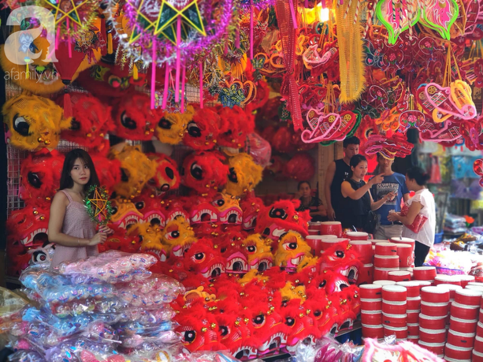 Ảnh: Phố Hàng Mã khoe sắc trước mùa Trung thu, trẻ con thích thú được bố mẹ dẫn đi mua đồ chơi-12