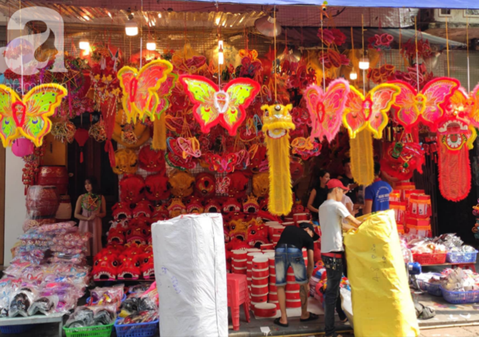 Ảnh: Phố Hàng Mã khoe sắc trước mùa Trung thu, trẻ con thích thú được bố mẹ dẫn đi mua đồ chơi-13