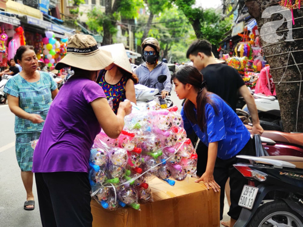 Ảnh: Phố Hàng Mã khoe sắc trước mùa Trung thu, trẻ con thích thú được bố mẹ dẫn đi mua đồ chơi-14