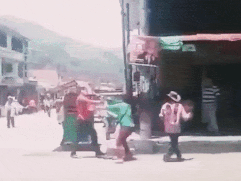 Video: Hai người đàn ông vác dao ẩu đả giữa phố khiến người qua đường hú hồn hú vía, nguyên nhân phía sau khiến ai cũng lắc đầu ngao ngán