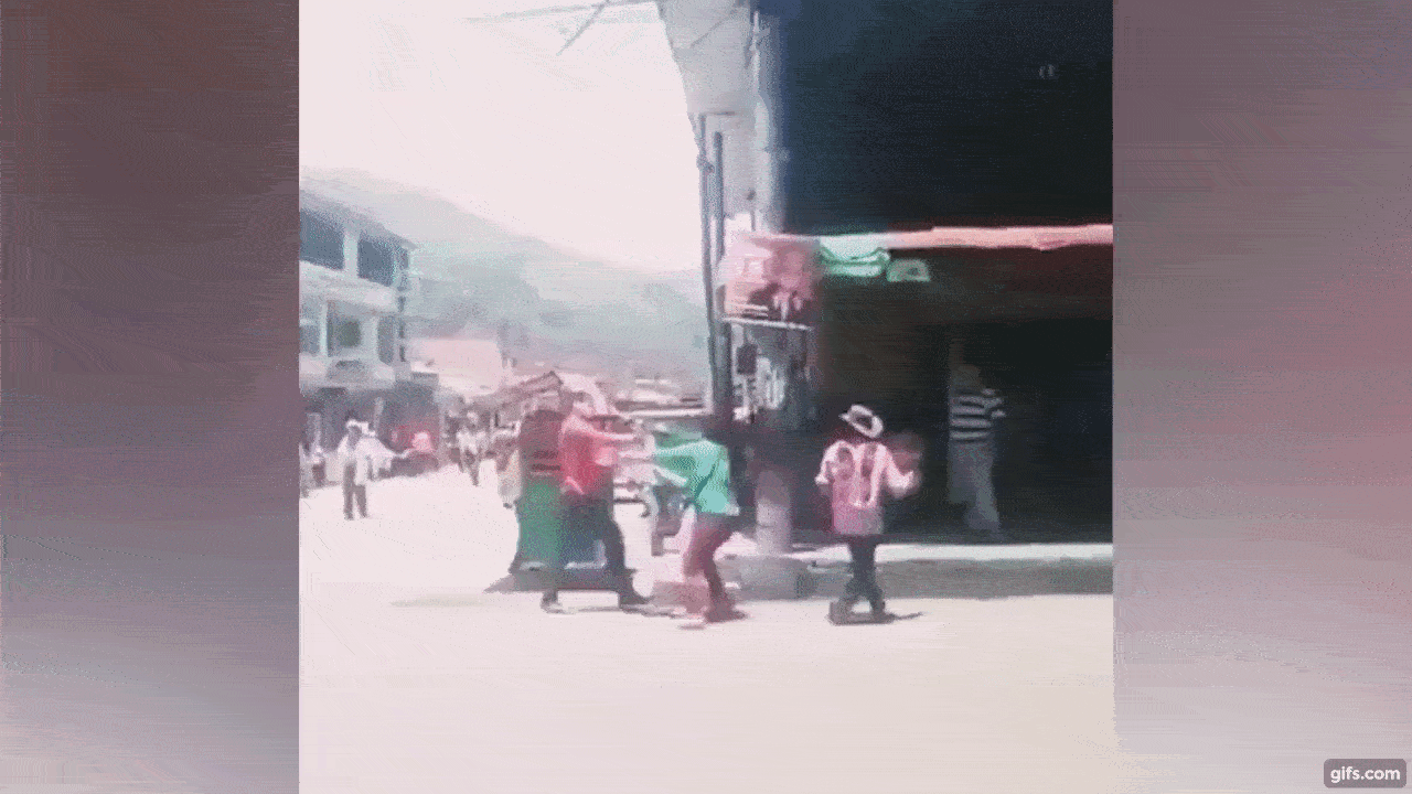Video: Hai người đàn ông vác dao ẩu đả giữa phố khiến người qua đường hú hồn hú vía, nguyên nhân phía sau khiến ai cũng lắc đầu ngao ngán-3