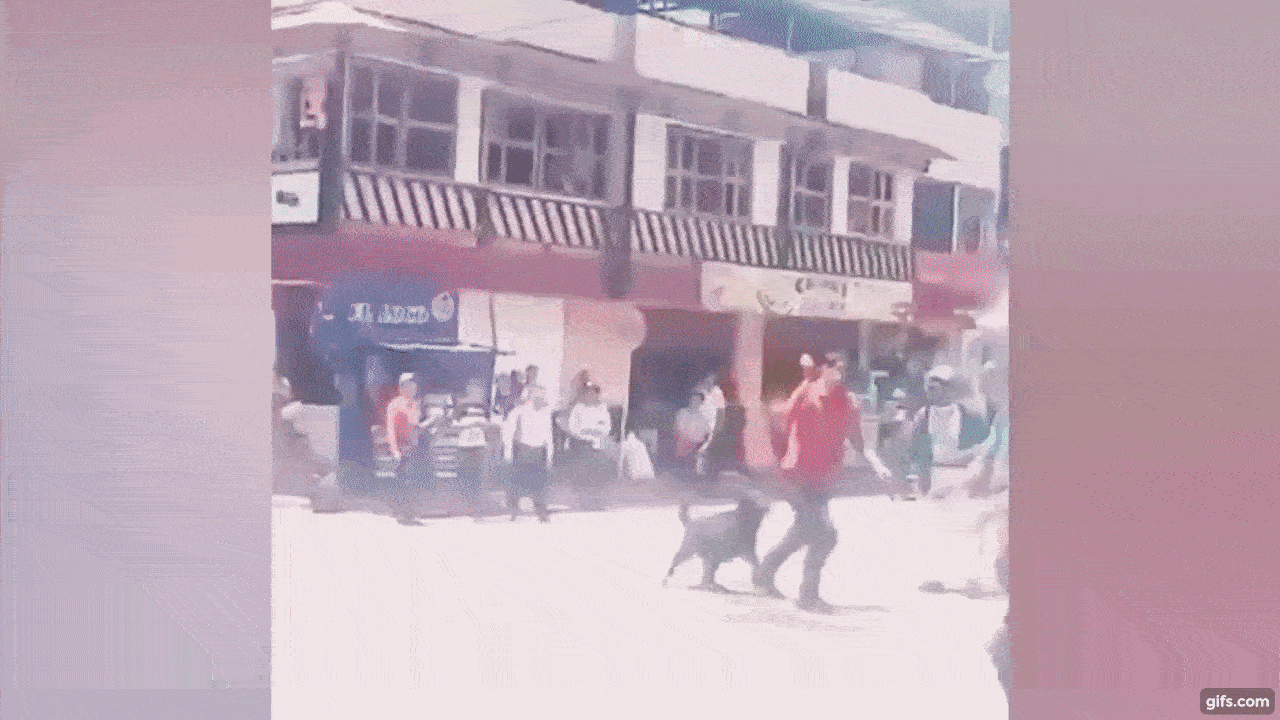 Video: Hai người đàn ông vác dao ẩu đả giữa phố khiến người qua đường hú hồn hú vía, nguyên nhân phía sau khiến ai cũng lắc đầu ngao ngán-4