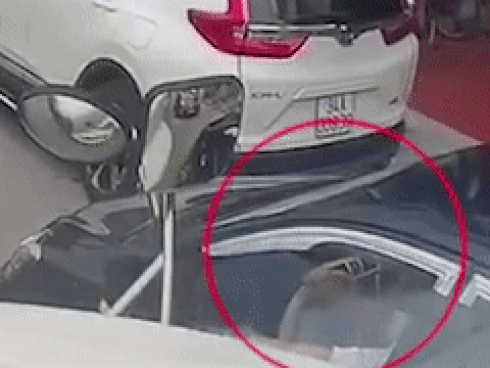 Container rơi thùng khi vào cua ở Bình Dương-1