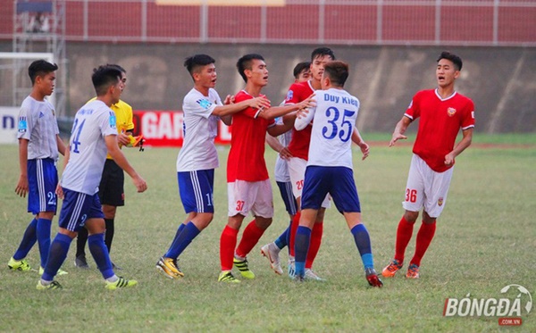 Tật cũ khó bỏ, cầu thủ lò HAGL định đánh trọng tài ngay trên sân-1