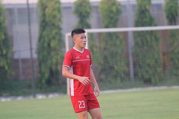 Tật cũ khó bỏ, cầu thủ lò HAGL định đánh trọng tài ngay trên sân-2
