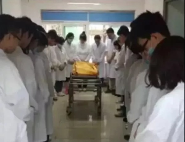 Nữ y tá 25 tuổi chết vì ung thư, hành động cuối khiến mọi người phải cúi đầu-3