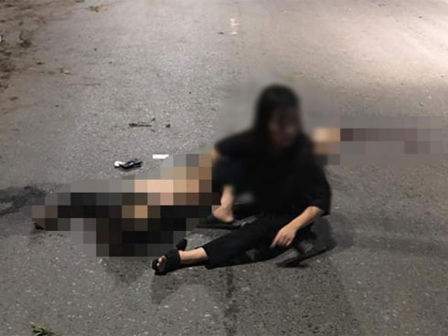 Khoảnh khắc xe máy chở 5 thanh niên lao vào dải phân cách-1