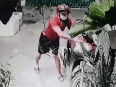 Xe máy lắp khóa từ vẫn bị bẻ khóa dắt đi trong tích tắc tại Sài Gòn-1