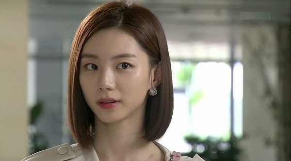 Cuộc chiến” dưới gầm bàn tiệc: Đồng nghiệp của chồng ngang nhiên mờ ám dưới gầm bàn, vợ liền cho cô ả nhói buốt tim gan-1