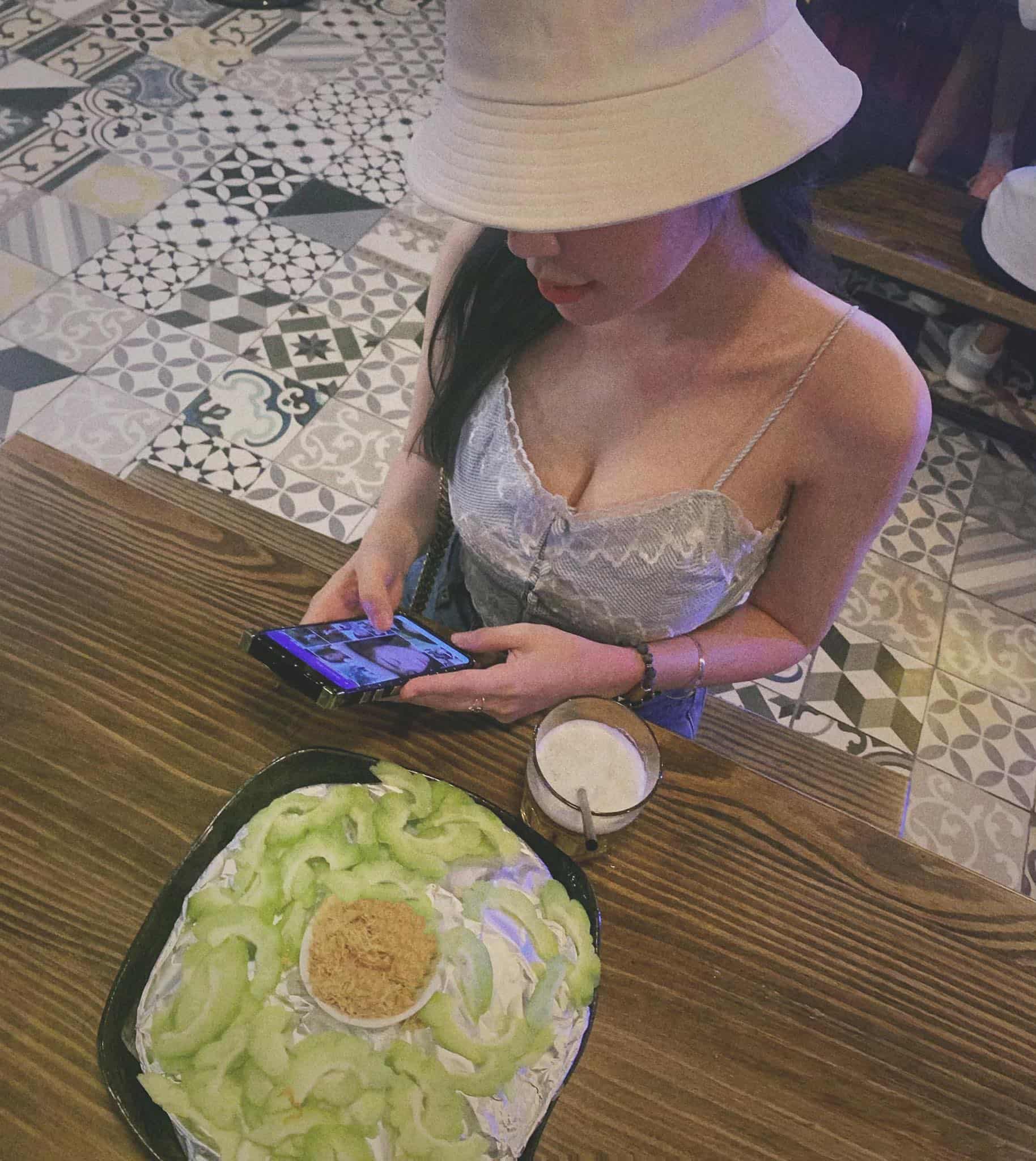 Mẹ hai con Elly Trần diện sơ mi hờ hững thả dáng gợi cảm-6