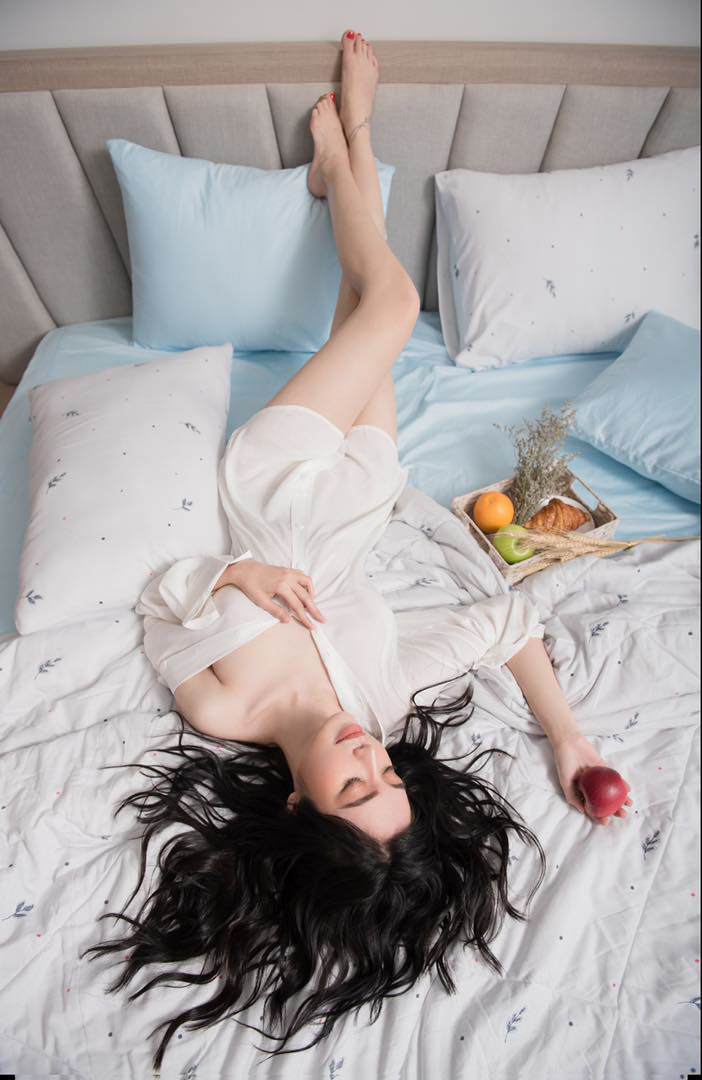 Mẹ hai con Elly Trần diện sơ mi hờ hững thả dáng gợi cảm-1