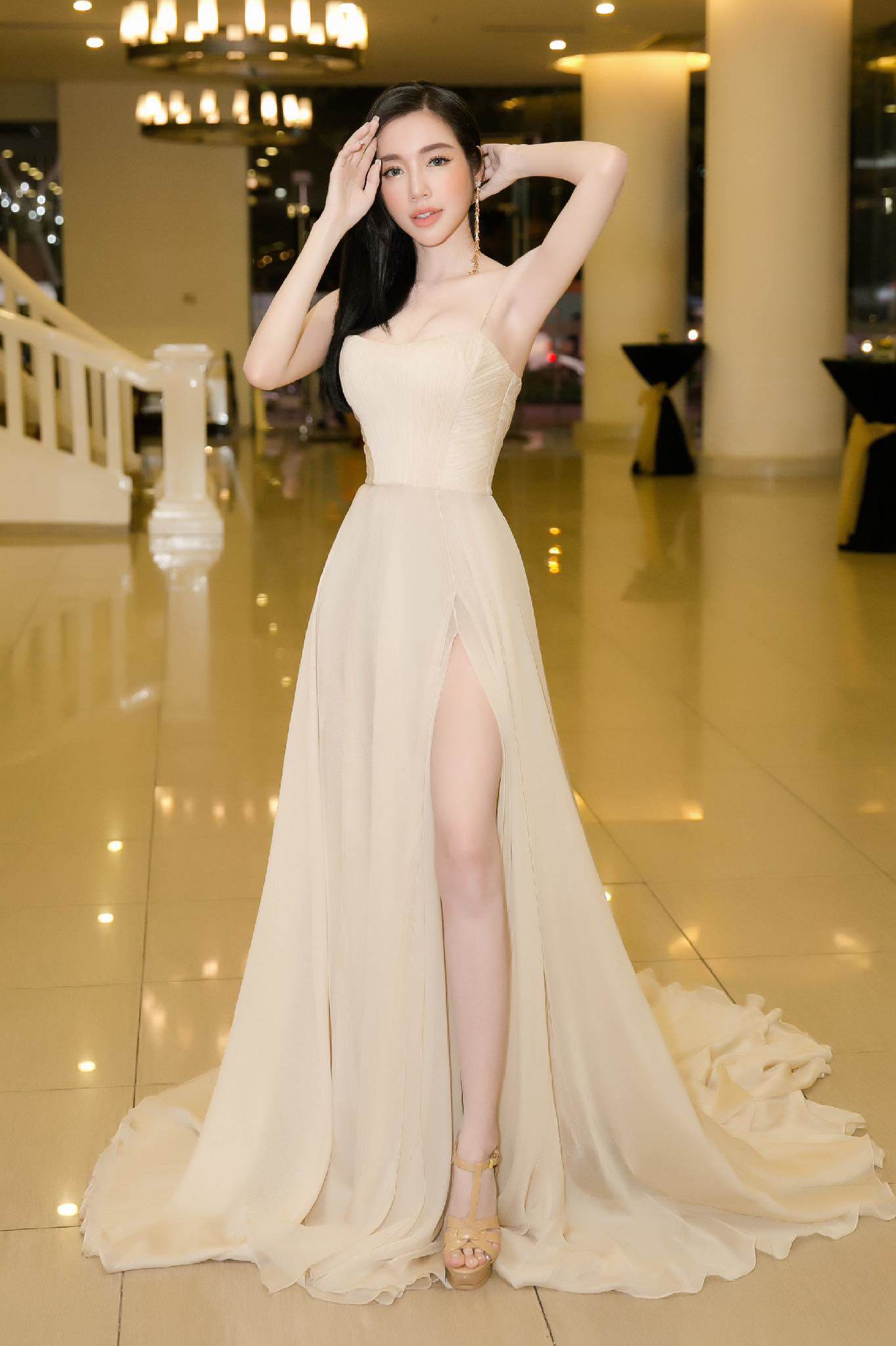 Mẹ hai con Elly Trần diện sơ mi hờ hững thả dáng gợi cảm-12