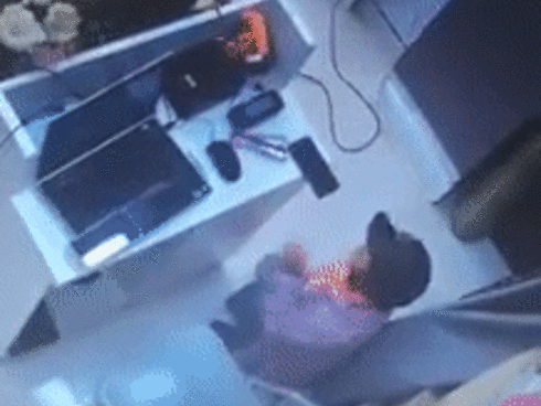 Xôn xao đoạn clip mẹ giả vờ xem đồ, xúi con nhỏ trộm điện thoại trong shop quần áo