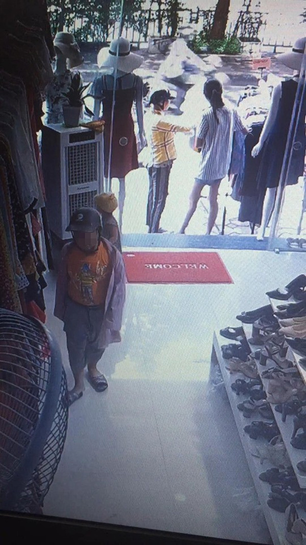 Xôn xao đoạn clip mẹ giả vờ xem đồ, xúi con nhỏ trộm điện thoại trong shop quần áo-1