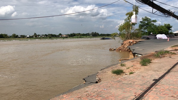 Flycam: Rùng mình với cảnh Quốc lộ 91 ở An Giang bị nuốt chửng-5